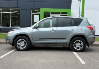 Подержанный автомобиль Toyota RAV4 2006 года (8 фото)