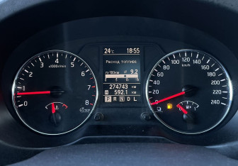 Подержанный автомобиль Nissan X-Trail 2011 года (12 фото)