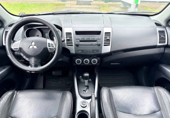 Подержанный автомобиль Mitsubishi Outlander 2007 года (11 фото)