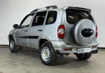 Подержанный автомобиль Chevrolet Niva 2007 года (7 фото)