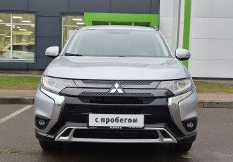 Подержанный автомобиль Mitsubishi Outlander 2022 года (2 фото)