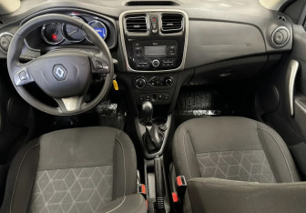 Подержанный автомобиль Renault Sandero 2018 года (10 фото)