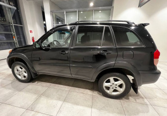 Подержанный автомобиль Toyota RAV4 2002 года (7 фото)