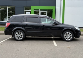 Подержанный автомобиль Opel Astra Wagon 2010 года (4 фото)