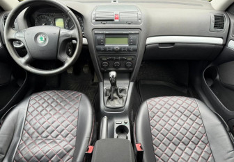 Подержанный автомобиль Skoda Octavia Liftback 2006 года (9 фото)