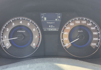 Подержанный автомобиль Hyundai Solaris Sedan 2011 года (12 фото)