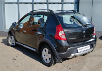 Подержанный автомобиль Renault Sandero 2012 года (8 фото)
