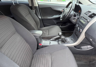 Подержанный автомобиль Toyota Corolla Sedan 2007 года (10 фото)