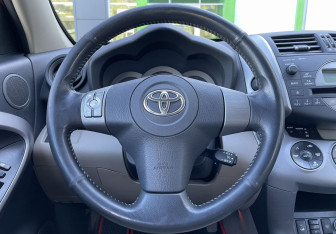 Подержанный автомобиль Toyota RAV4 2006 года (12 фото)