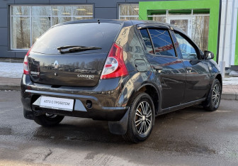 Подержанный автомобиль Renault Sandero 2011 года (5 фото)