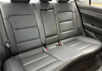 Подержанный автомобиль Hyundai Elantra Sedan 2016 года (11 фото)