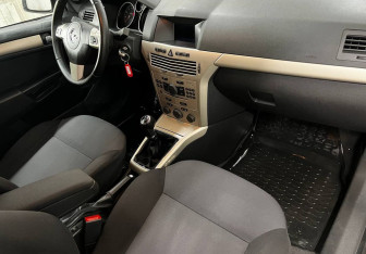 Подержанный автомобиль Opel Astra Sedan 2008 года (11 фото)