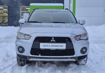 Подержанный автомобиль Mitsubishi Outlander 2011 года (2 фото)