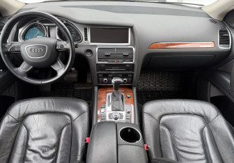 Подержанный автомобиль Audi Q7 2015 года (9 фото)