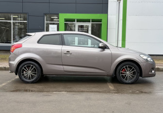 Подержанный автомобиль Kia Ceed Hatchback 2010 года (4 фото)