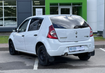 Подержанный автомобиль Renault Sandero 2010 года (7 фото)
