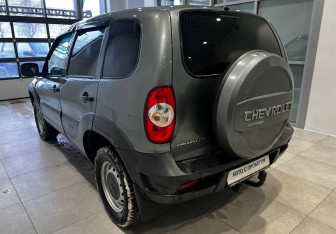 Подержанный автомобиль Chevrolet Niva 2017 года (8 фото)