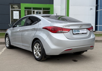 Подержанный автомобиль Hyundai Elantra Sedan 2010 года (7 фото)