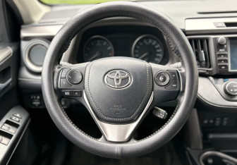 Подержанный автомобиль Toyota RAV4 2016 года (12 фото)