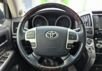 Подержанный автомобиль Toyota Land Cruiser Suv 2012 года (12 фото)