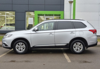 Подержанный автомобиль Mitsubishi Outlander 2022 года (8 фото)