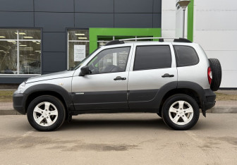 Подержанный автомобиль Chevrolet Niva 2015 года (8 фото)