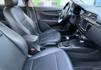 Подержанный автомобиль Kia Rio Hatchback 2017 года (10 фото)