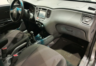 Подержанный автомобиль Kia Rio Sedan 2010 года (12 фото)