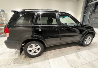 Подержанный автомобиль Toyota RAV4 2002 года (8 фото)