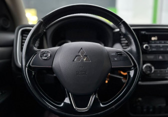 Подержанный автомобиль Mitsubishi Outlander 2017 года (13 фото)