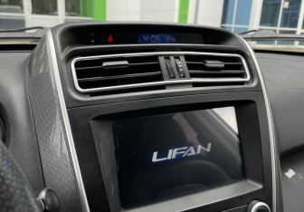 Подержанный автомобиль Lifan X60 2017 года (13 фото)