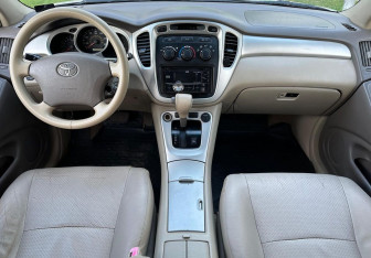 Подержанный автомобиль Toyota Highlander 2005 года (9 фото)