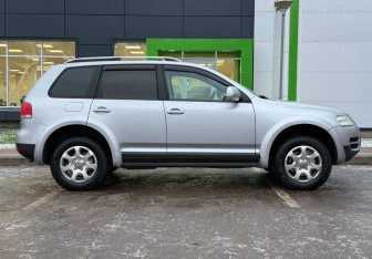 Подержанный автомобиль Volkswagen Touareg 2004 года (8 фото)