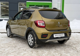 Подержанный автомобиль Renault Sandero 2018 года (7 фото)