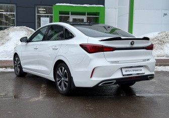 Подержанный автомобиль Changan Eado Plus 2023 года (7 фото)