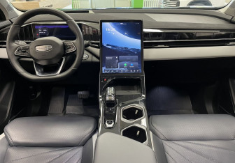 Подержанный автомобиль Geely Atlas 2024 года (10 фото)
