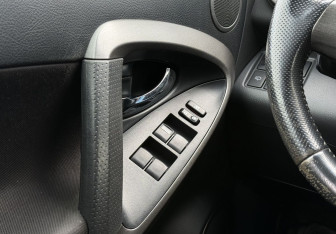 Подержанный автомобиль Toyota RAV4 2010 года (14 фото)