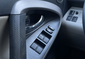 Подержанный автомобиль Toyota RAV4 2006 года (17 фото)