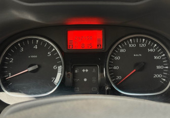 Подержанный автомобиль Renault Duster 2013 года (12 фото)
