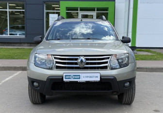 Подержанный автомобиль Renault Duster 2015 года (2 фото)