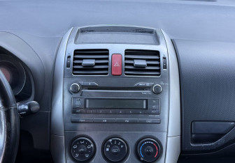 Подержанный автомобиль Toyota Auris Hatchback 2007 года (14 фото)