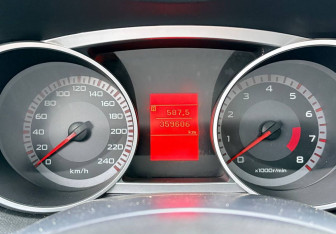 Подержанный автомобиль Mitsubishi Outlander 2007 года (12 фото)