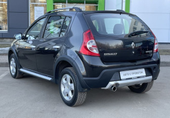 Подержанный автомобиль Renault Sandero 2014 года (7 фото)