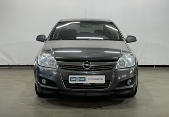 Подержанный автомобиль Opel Astra Sedan 2011 года (2 фото)