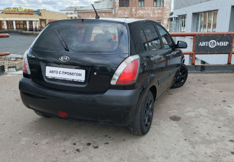 Подержанный автомобиль Kia Rio Hatchback 2005 года (8 фото)
