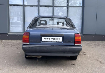 Подержанный автомобиль Opel Omega Sedan 1988 года (7 фото)