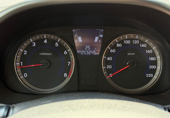 Подержанный автомобиль Hyundai Solaris Sedan 2013 года (12 фото)
