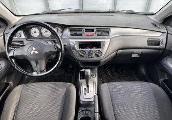Подержанный автомобиль Mitsubishi Lancer Wagon 2007 года (11 фото)