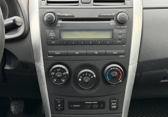 Подержанный автомобиль Toyota Corolla Sedan 2011 года (14 фото)