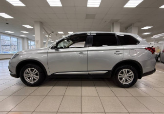 Подержанный автомобиль Mitsubishi Outlander 2021 года (8 фото)